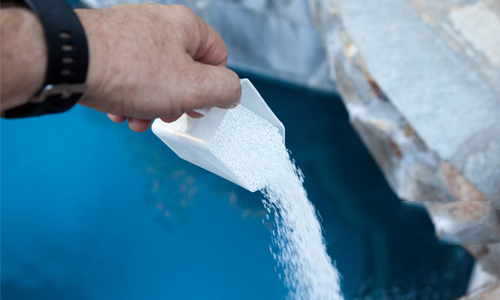 Why You Shouldn’t Add Chlorine Disinfectants Directly to Your Pool