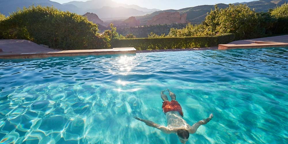 Do heat and sunlight affect the available chlorine levels in your pool?