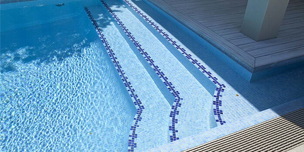 What are the differences between saltwater and chlorinated swimming pools?